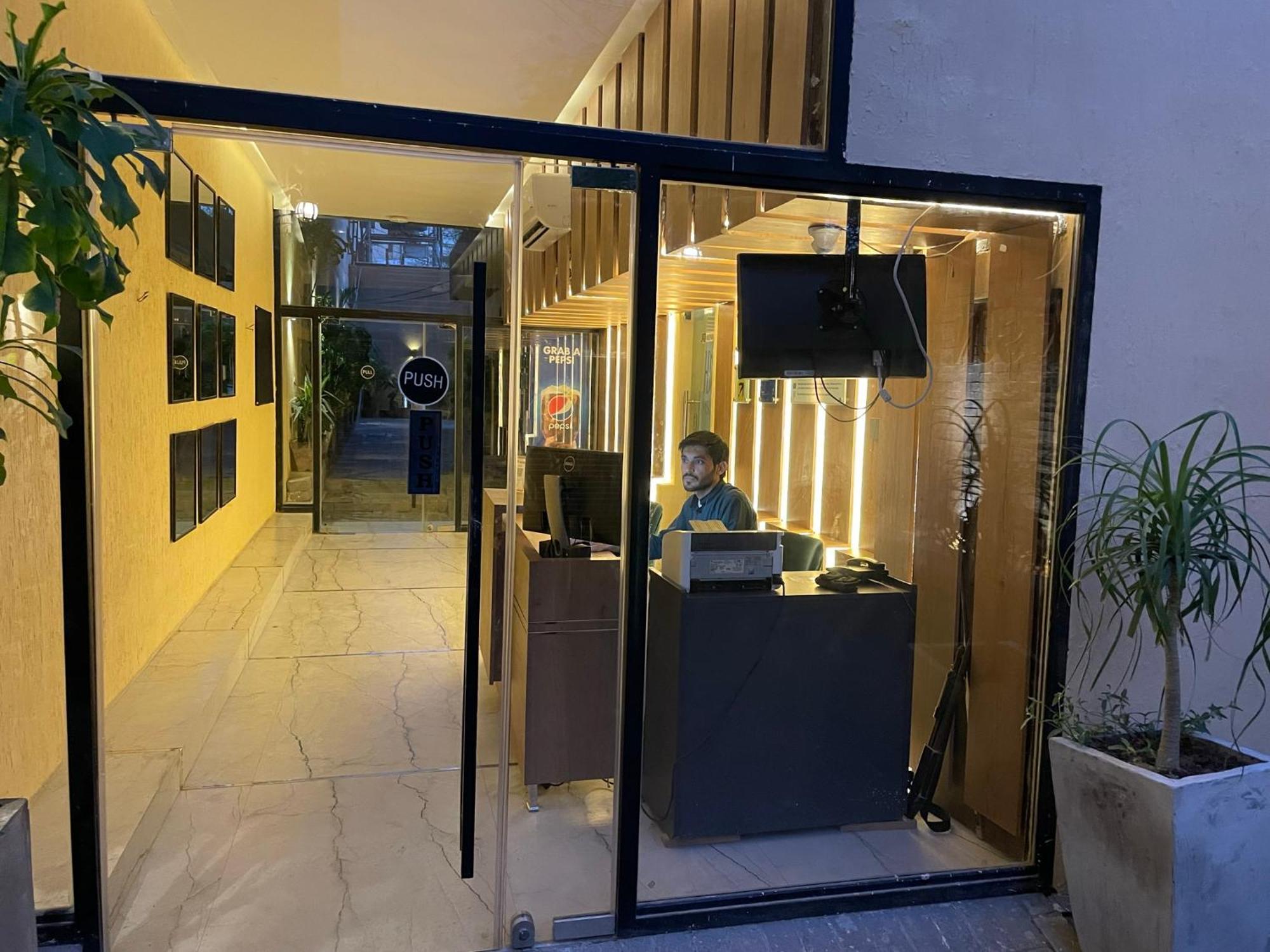 Hamsun Suites  Karatschi Exterior foto